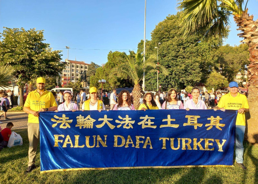 Image for article ​Praticantes do Falun Dafa na Turquia: O Zhuan Falun é um presente inestimável