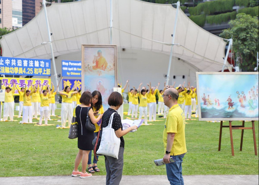 Image for article ​Singapura: Pessoas demonstram apoio ao Falun Dafa em eventos que comemoram o apelo de 25 de abril