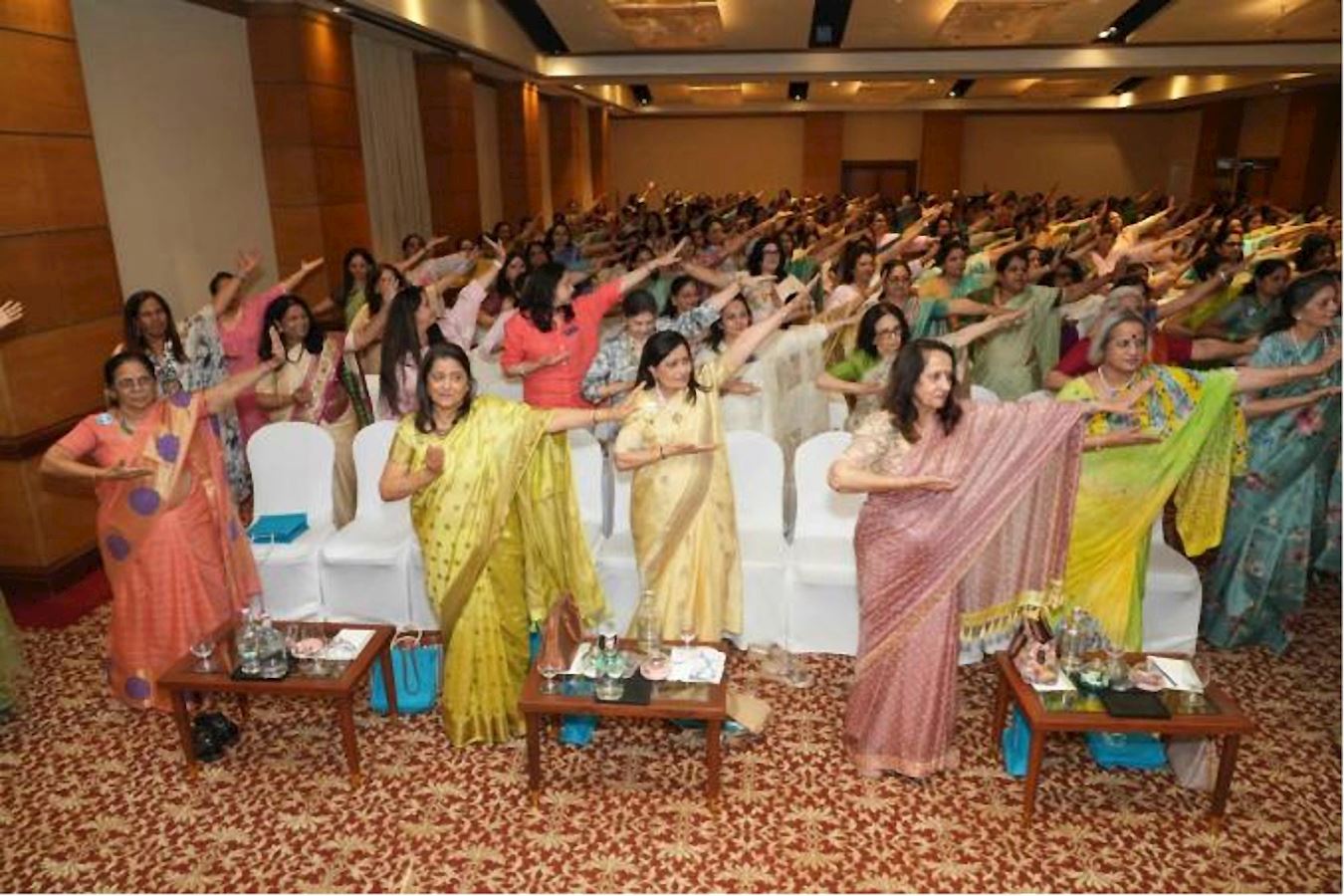 Image for article Os praticantes apresentam o Falun Gong em uma conferência de treinamento da Roda Interna em Mumbai, Índia