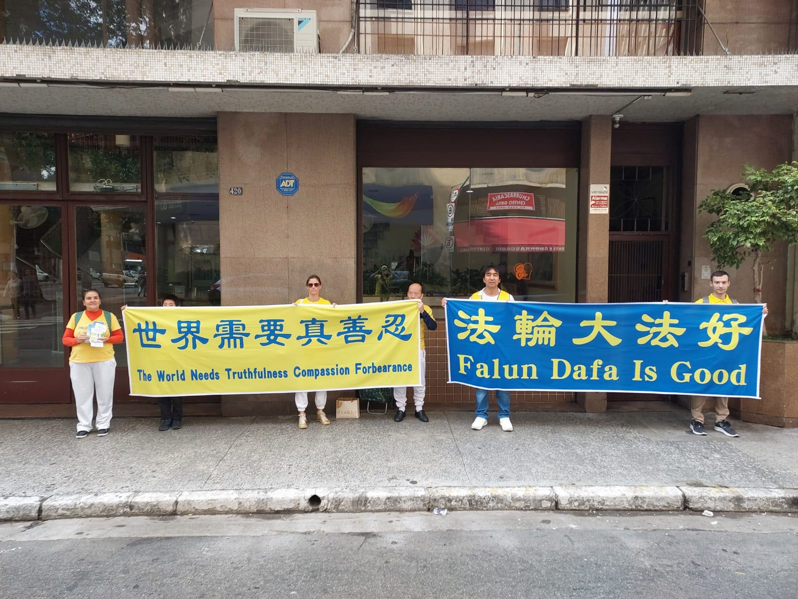 Image for article São Paulo, Brasil: Praticantes comemoram o Dia Mundial do Falun Dafa