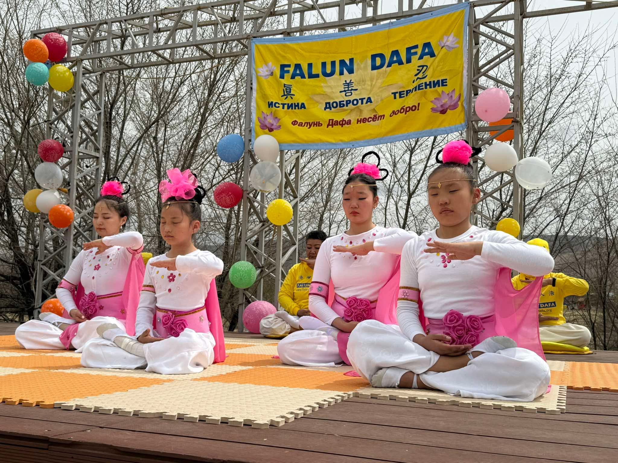 Image for article Mongólia: Praticantes do Falun Dafa comemoram o Dia Mundial do Falun Dafa