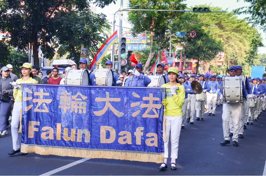 Image for article Indonésia: Desfile em Bali comemora o Dia Mundial do Falun Dafa