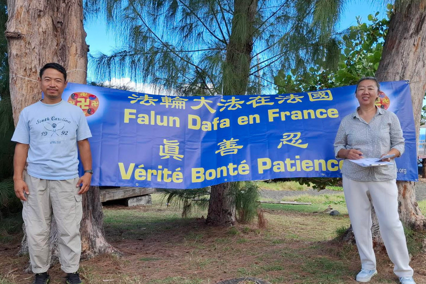 Image for article Ilha da Reunião, França: Demonstração dos exercícios do Falun Dafa e esclarecimento da verdade para celebrar o Dia Mundial do Falun Dafa