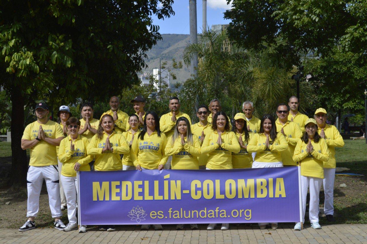 Image for article Colômbia: Praticantes celebram o Dia Mundial do Falun Dafa