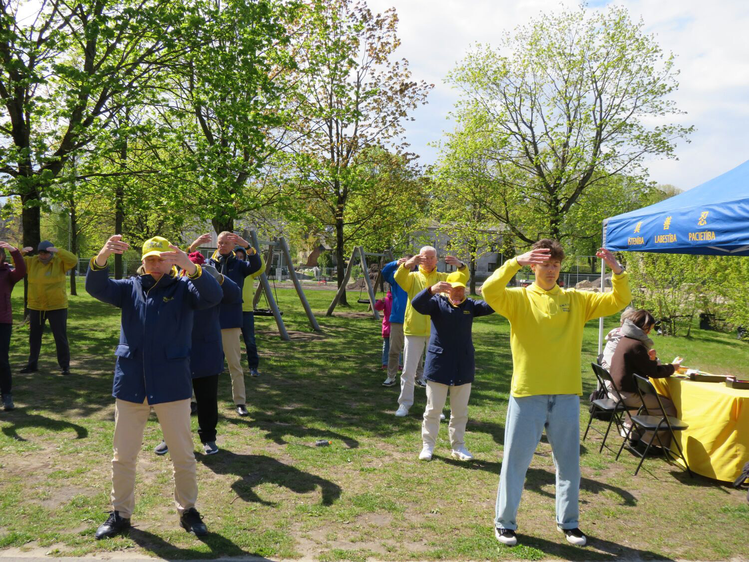 Image for article Letônia: Comemoração do Dia Mundial do Falun Dafa em Riga