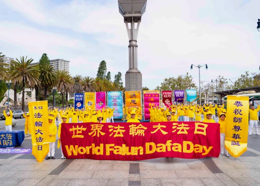 Image for article ​Califórnia, EUA: Pessoas em São Francisco admiram o desfile em comemoração ao Dia Mundial do Falun Dafa