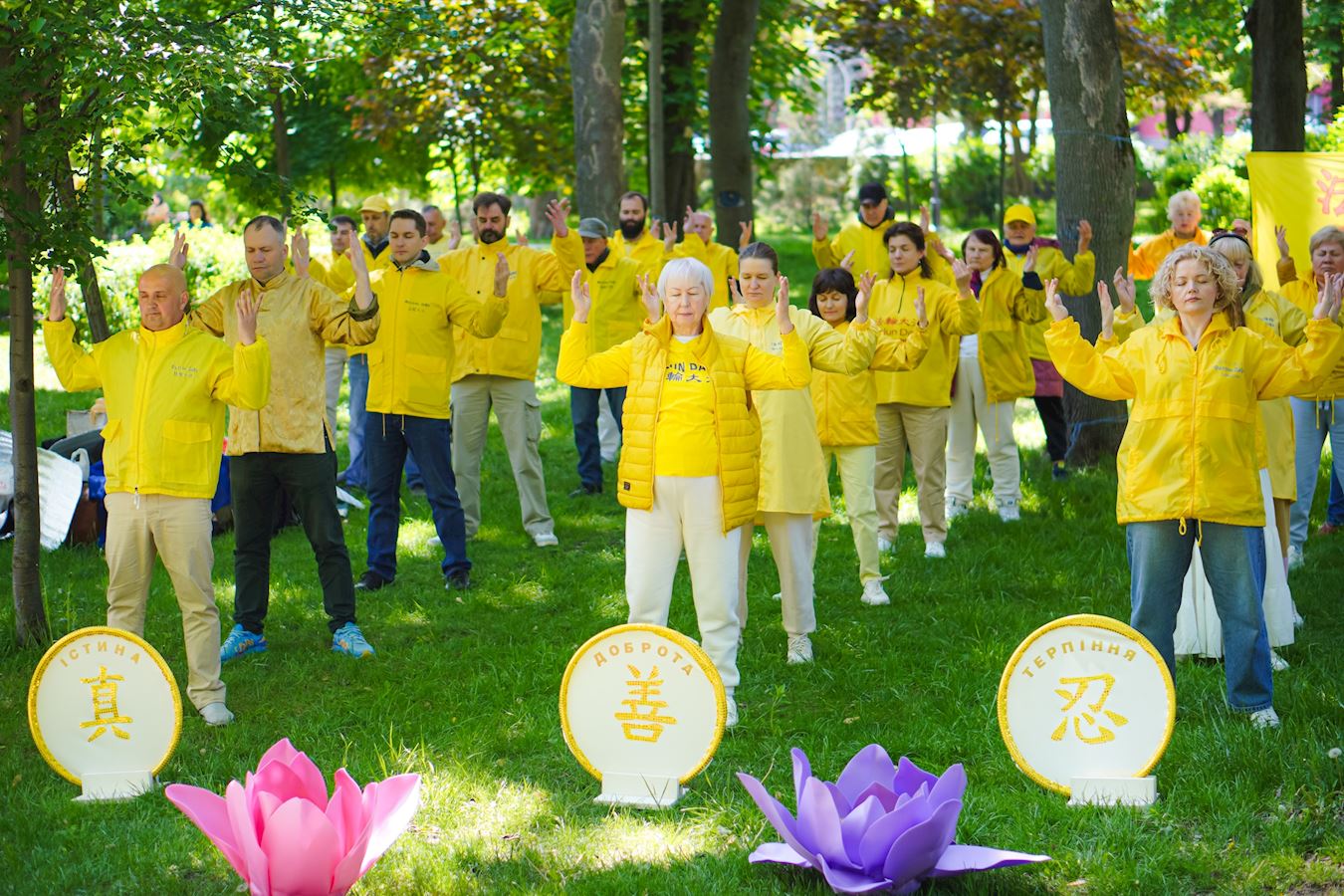 Image for article Kiev, Ucrânia: Celebrando o Dia Mundial do Falun Dafa