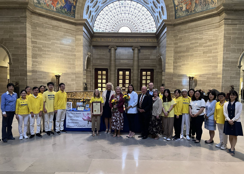 Image for article ​Missouri, EUA: Dia Mundial do Falun Dafa é comemorado no Capitólio do Estado