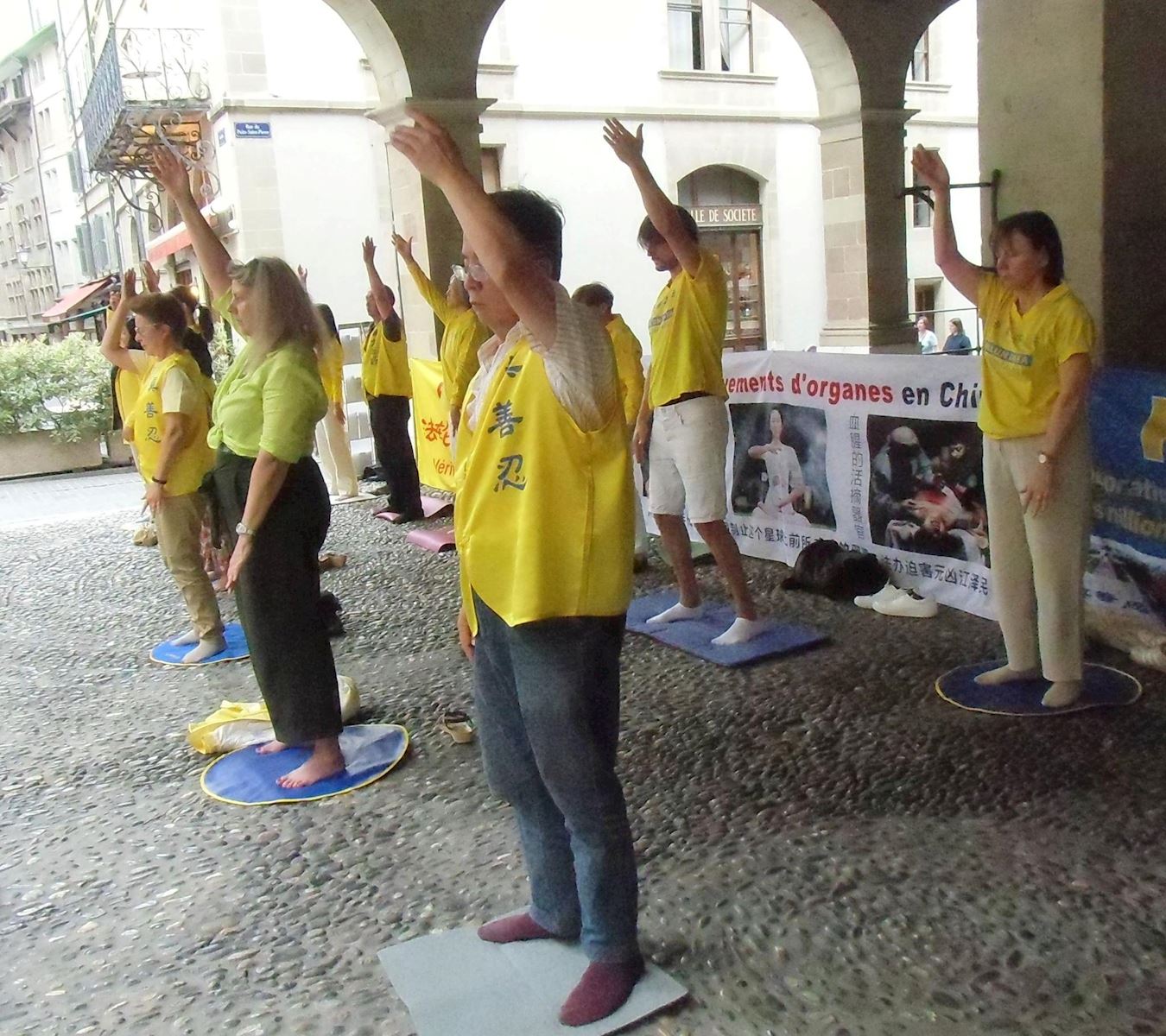Image for article ​Genebra, Suíça: Praticantes do Falun Dafa agradecem aos membros do conselho municipal pelo apoio