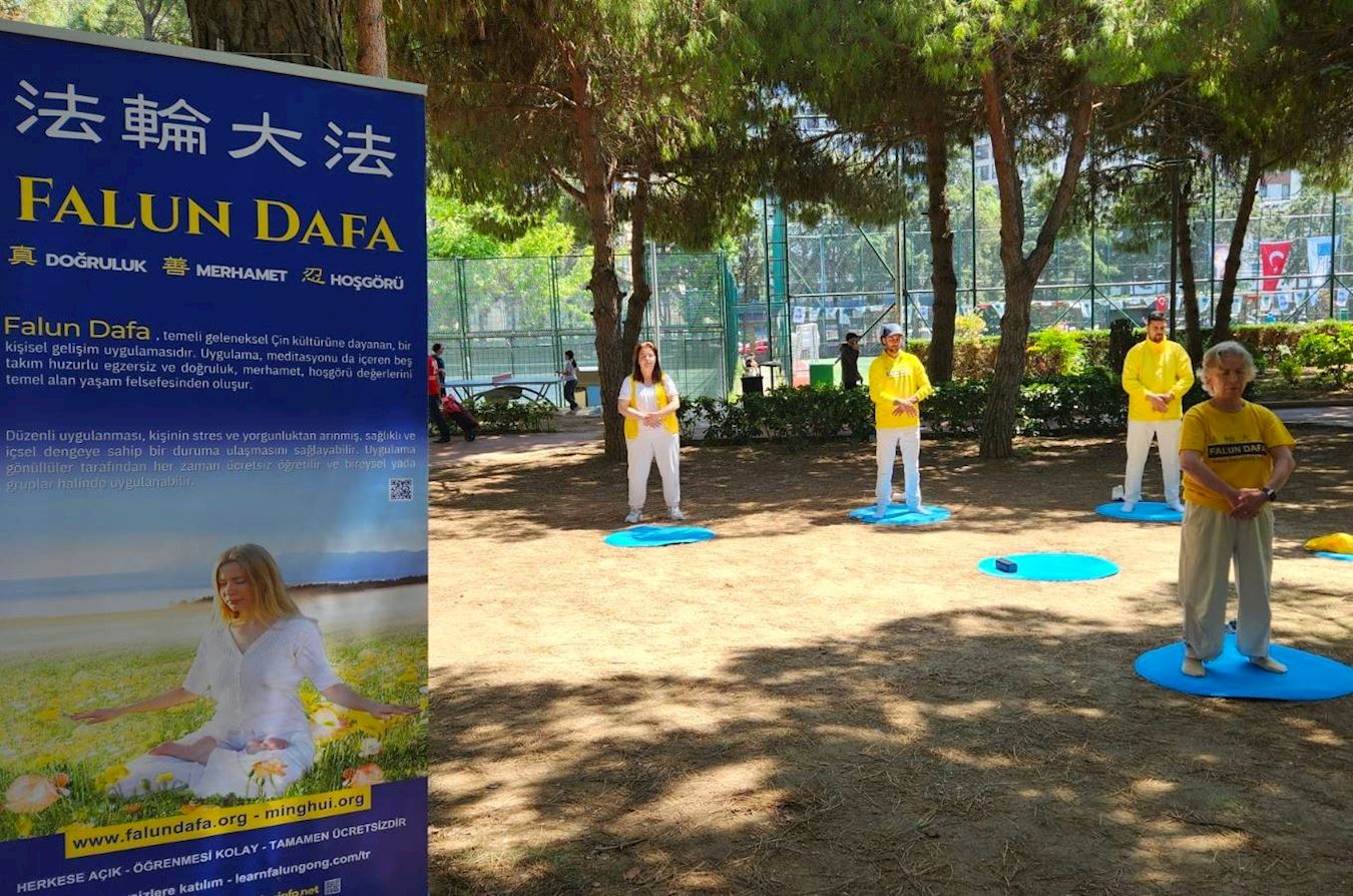 Image for article Istambul, Turquia: Apresentando o Falun Dafa em um Festival Ambiental