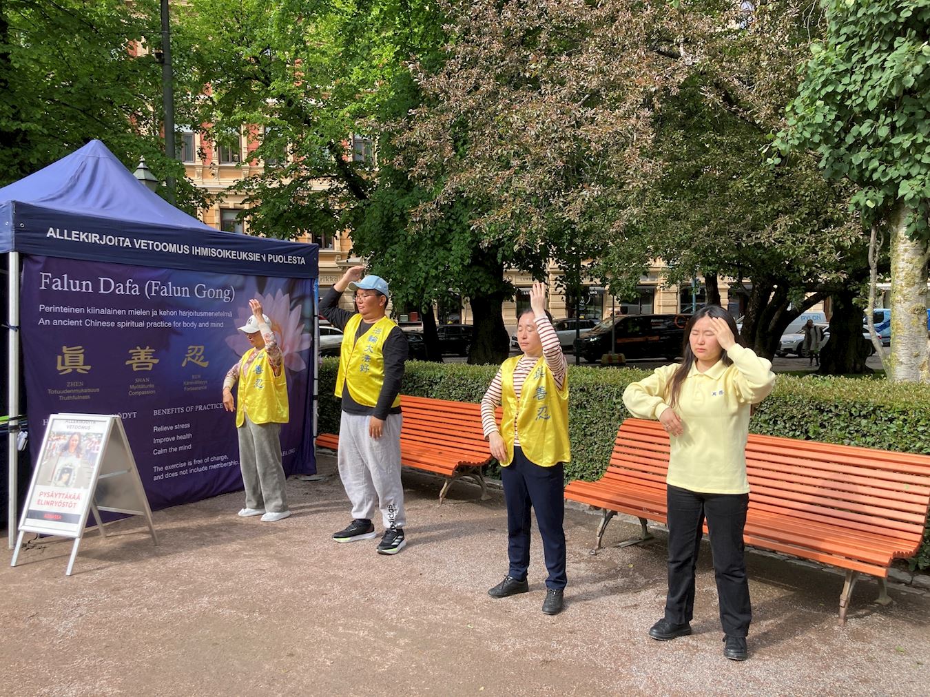 Image for article Finlândia: Durante a celebração do Dia de Helsinque, as pessoas aprendem sobre o Falun Dafa e expressam seu apoio