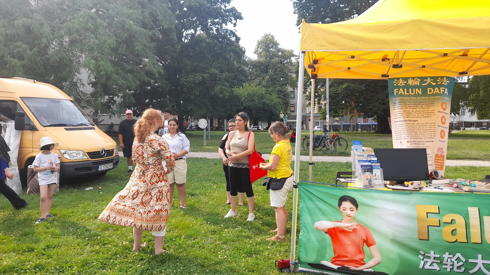 Image for article Aachen, Alemanha: Promovendo o Falun Dafa em um Festival Multicultural