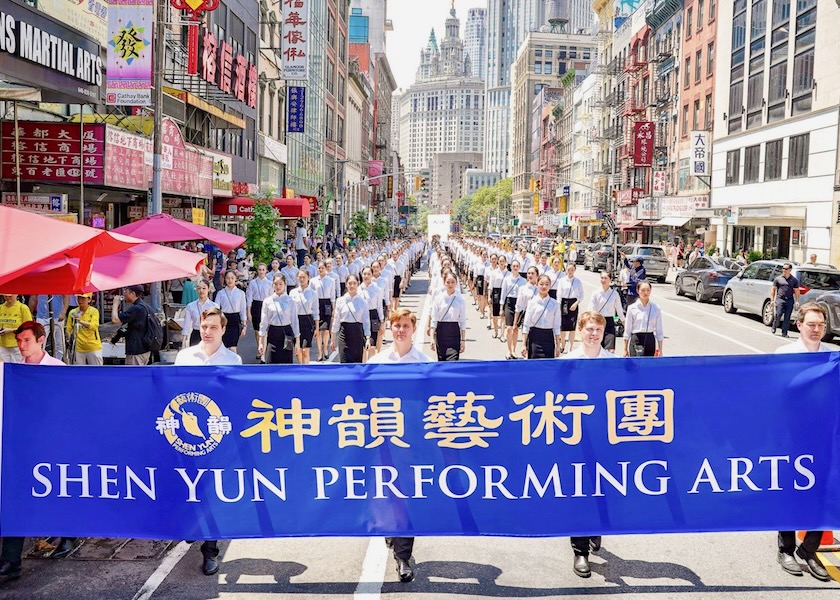 Image for article Nova York: Centenas de artistas do Shen Yun participam da passeata contra os 26 anos de perseguição ao Falun Gong