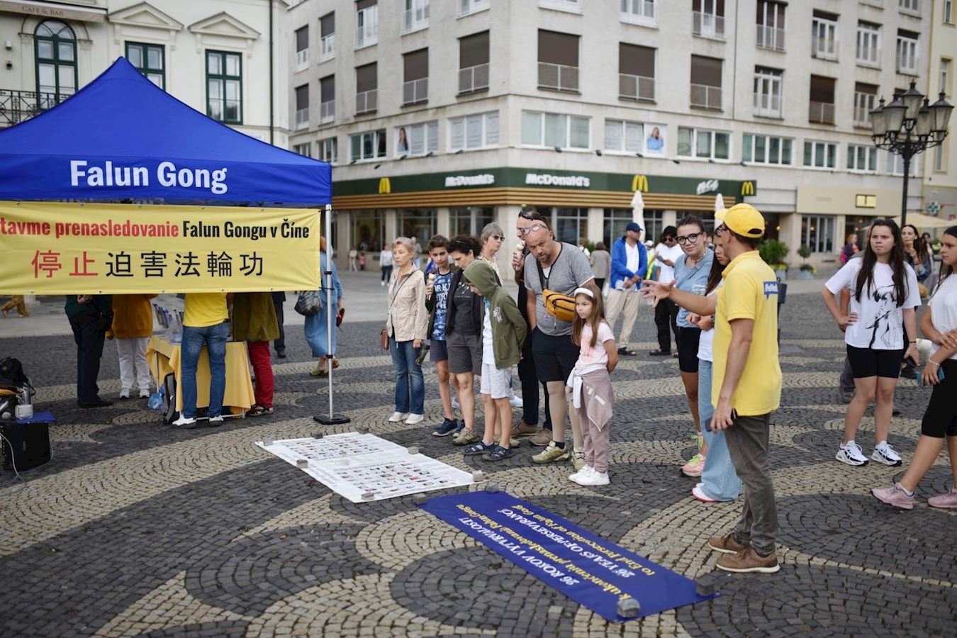 Image for article Eslováquia: Parlamentares expressam solidariedade aos praticantes do Falun Gong durante manifestação contra décadas de perseguição