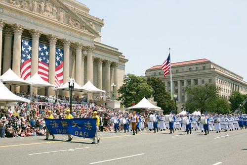 Image for article ​Washington D.C., EUA: Praticantes do Falun Dafa são bem-vindos na Parada do Dia da Independência