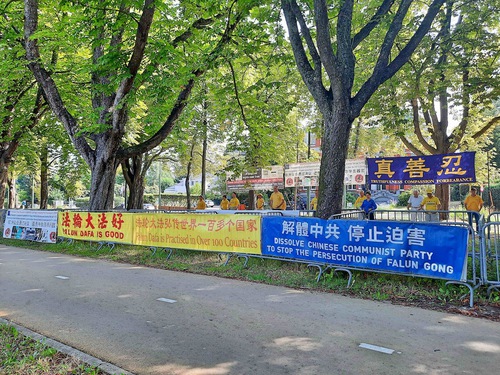 Image for article ​Bélgica: Os praticantes do Falun Dafa pedem o fim do 26º ano da perseguição do PCC em frente ao consulado chinês