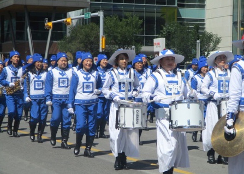 Image for article Calgary, Canadá: Praticantes do Falun Dafa participam da Stampede Parade