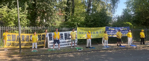 Image for article 26 anos de perseverança: Praticantes do Falun Gong protestam contra a perseguição em frente à Embaixada da China na Dinamarca