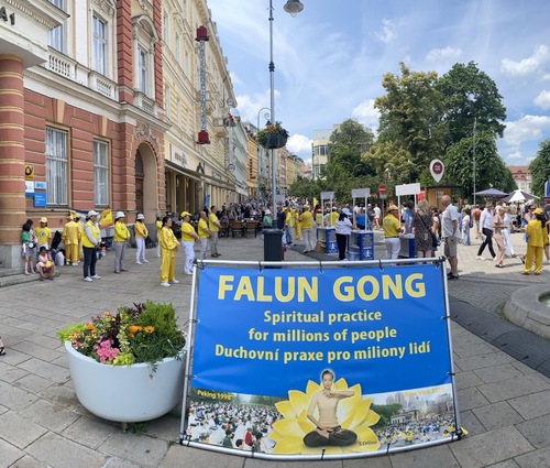 Image for article República Tcheca: Apresentação do Falun Dafa no Festival Internacional de Cinema de Karlovy Vary