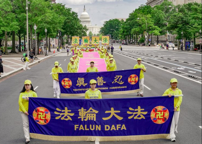 Image for article ​Washington DC: Espectadores elogiam a passeata do Falun Gong no marco de 26 anos de perseguição na China