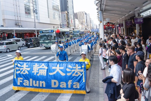 Image for article Japão: Marcha realizada na cidade de Kyoto para marcar o aniversário de 20 de julho de 1999 do protesto pacífico contra a perseguição