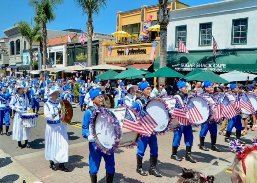 Image for article Huntington Beach, Califórnia: Banda Marcial Tian Guo ganha o Prêmio John Philip Sousa na Parada do 4 de julho