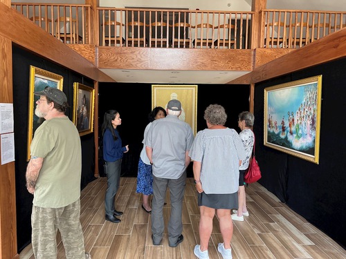 Image for article Nova York: Visitantes expressam apreciação pela exposição internacional “A Arte de Zhen Shan Ren”