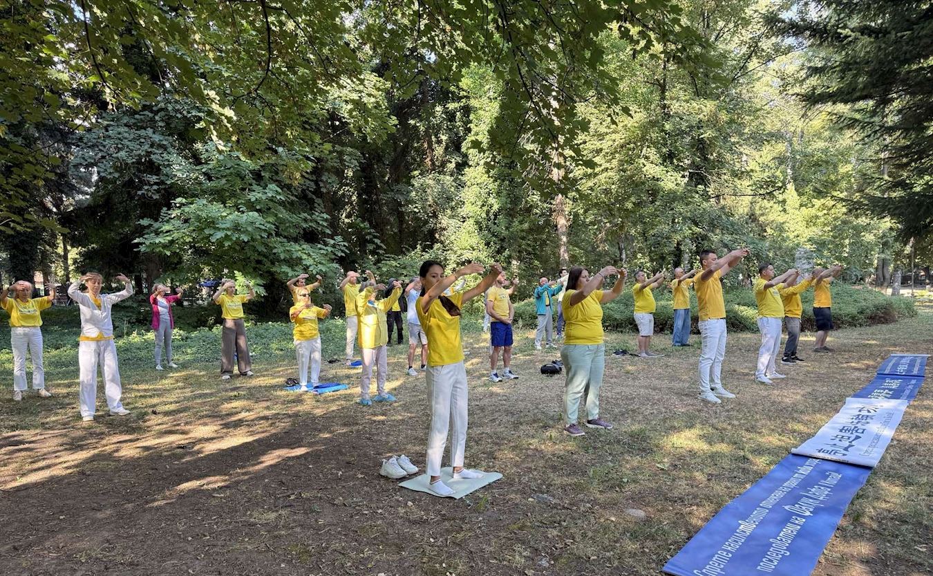 Image for article ​Bulgária: Os praticantes do Falun Dafa recebem apoio do público em evento em Bansko