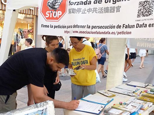 Image for article Espanha: Conscientização sobre o Falun Dafa na cidade turística de Lleida