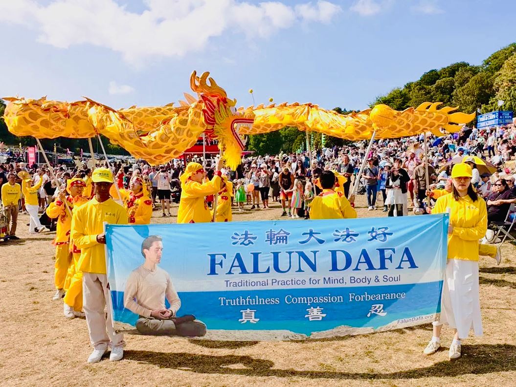 Image for article Bristol, Reino Unido: Pessoas se informam sobre o Falun Dafa em festival de balões
