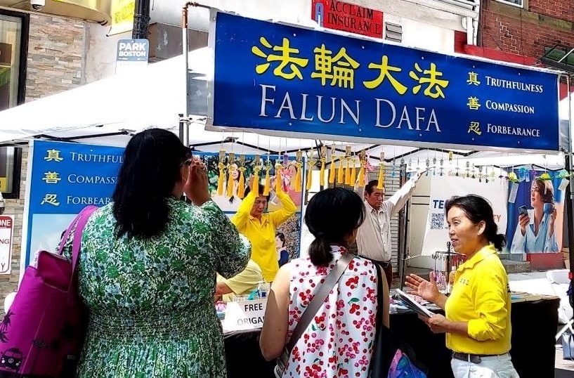 Image for article Boston, EUA: Apresentação do Falun Dafa no Festival da Lua de Agosto em Chinatown