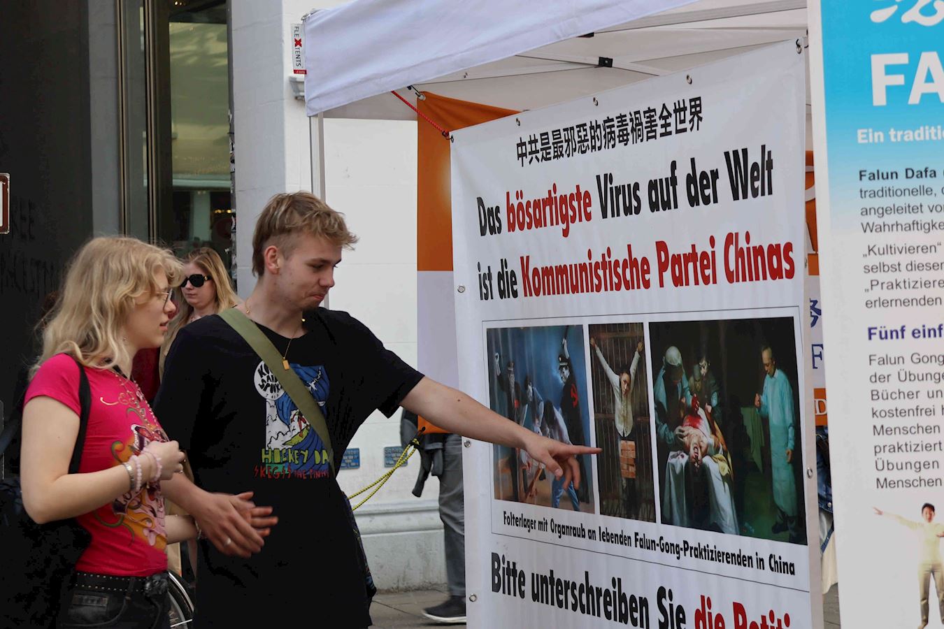 Image for article Alemanha: Moradores e turistas condenam a perseguição ao Falun Dafa durante evento no Lago de Constança (Parte 1)