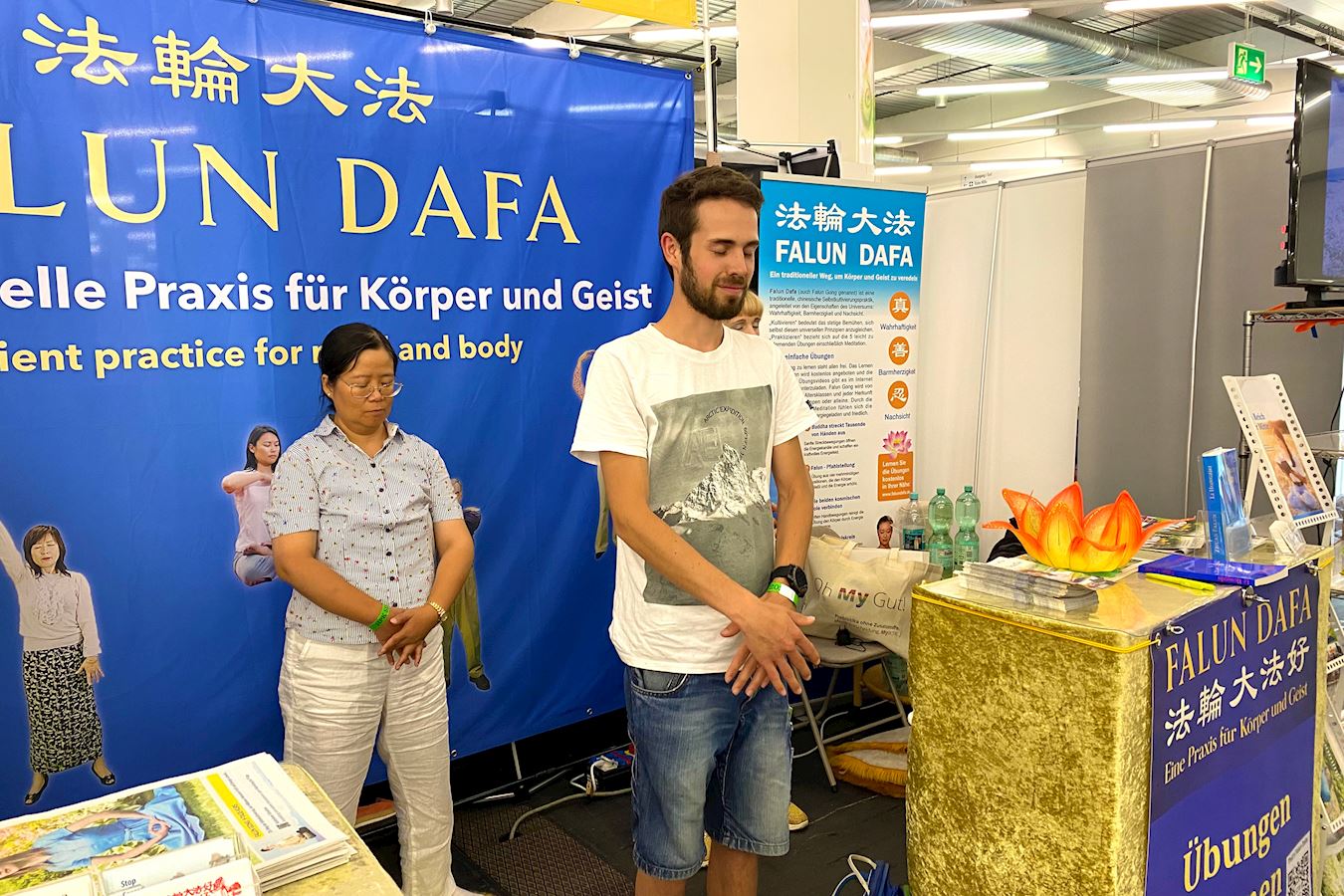 Image for article Visitantes da maior Exposição de Medicina Naturopática da Europa recebem os praticantes do Falun Dafa