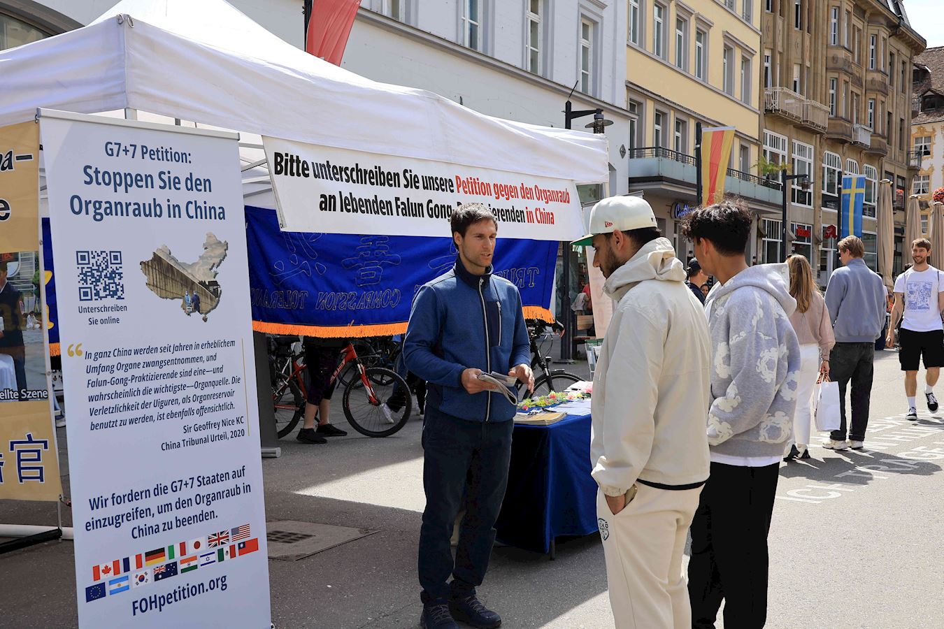 Image for article Alemanha: Moradores e turistas apoiam o Falun Dafa e pedem o fim da perseguição durante evento no Lago de Constança (Parte 3)