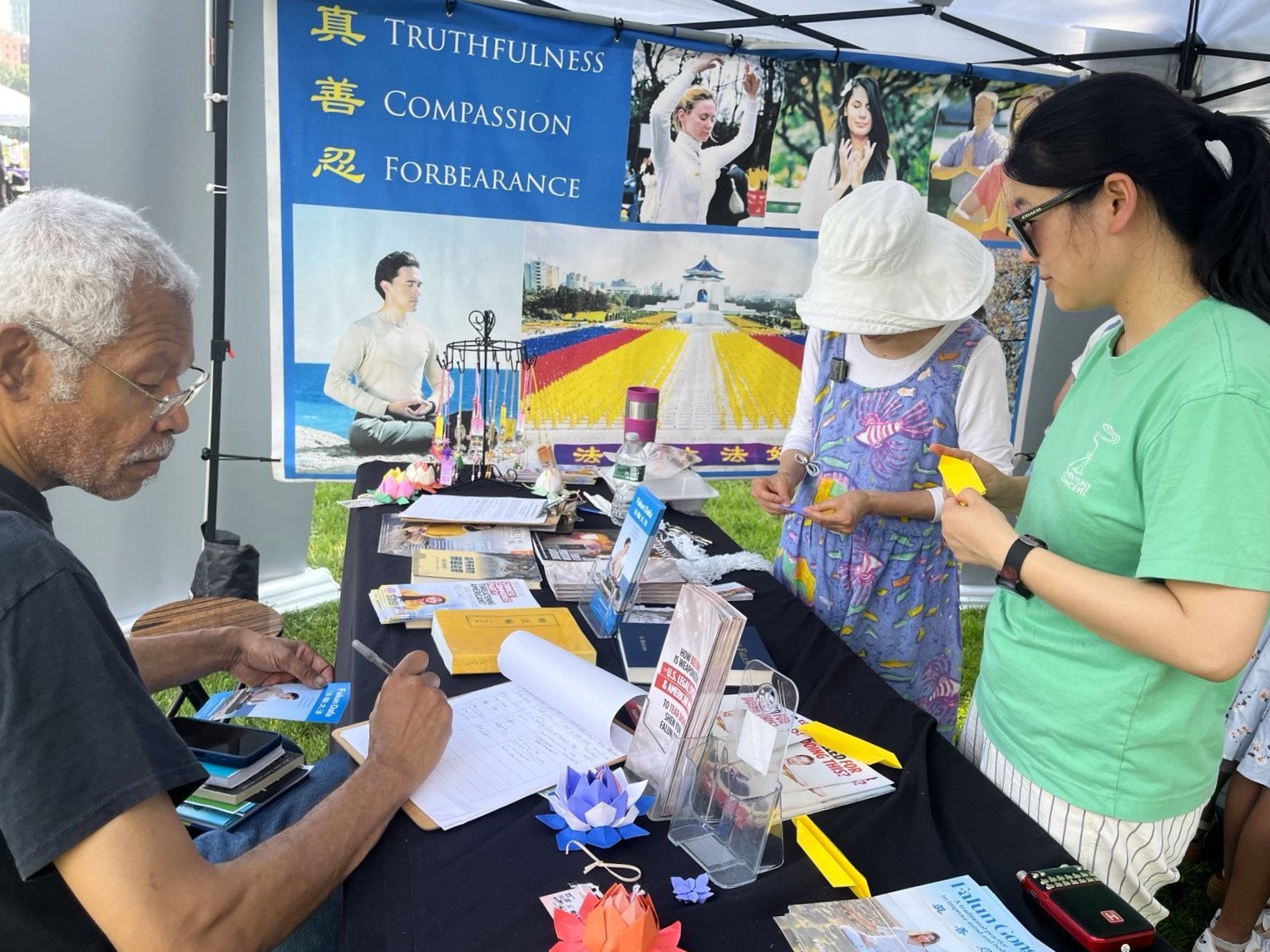 Image for article Boston, Massachusetts: Divulgação do Falun Dafa no festival africano