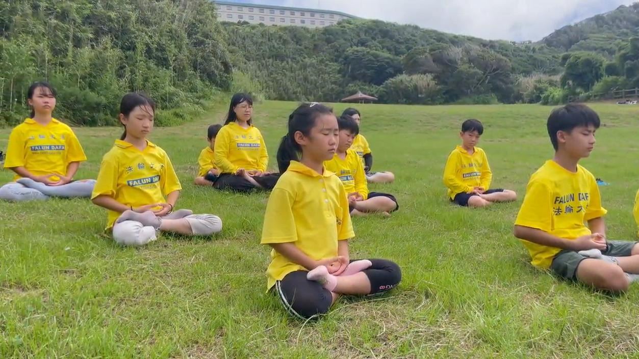 Image for article Japão: Jovens praticantes participam do acampamento de verão Minghui