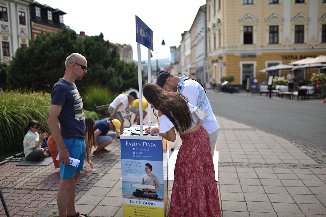 Image for article Campanha de petições do Falun Dafa conquista apoio público em toda a Eslováquia
