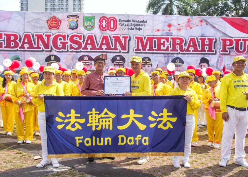 Image for article Batam, Indonésia: Falun Dafa é recebido com entusiasmo no desfile do Dia da Independência
