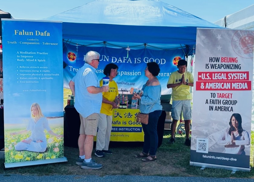Image for article ​Nova Jersey, EUA: Visitantes apoiam o Falun Dafa na feira estadual