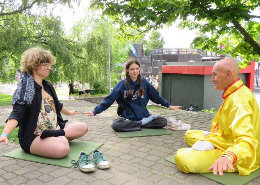 Image for article ​Letônia: Visitantes aprendem sobre o Falun Dafa durante o Festival da Juventude