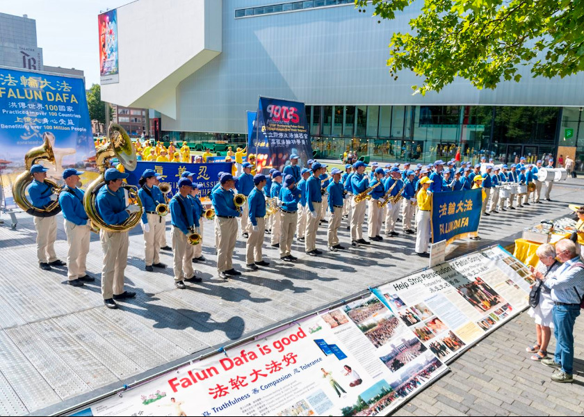 Image for article ​Holanda: Passeata e manifestação em Roterdã expõem a perseguição contínua ao Falun Gong