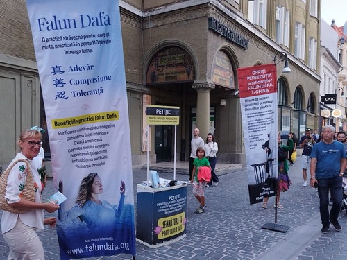 Image for article ​Romênia: Público aprende sobre o Falun Dafa em evento do Dia da Informação