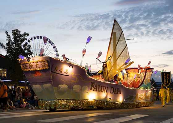 Image for article ​Seattle, Washington: Multidão aplaude o Falun Dafa no Desfile Seafair Torchlight