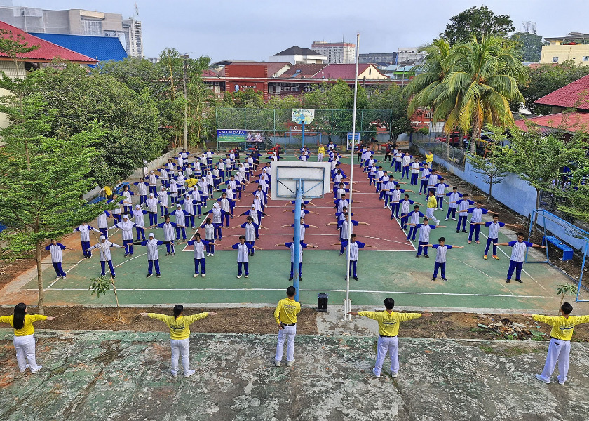 Image for article Batam, Indonésia: Professores e alunos do Ensino Médio aprendem os exercícios do Falun Dafa