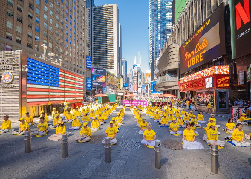 Image for article Nova York: Os exercícios tranquilos do Falun Dafa na Times Square impressionam espectadores