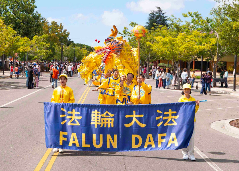 Image for article ​Fremont, Califórnia: Falun Dafa é bem recebido durante o desfile do Dia da Índia
