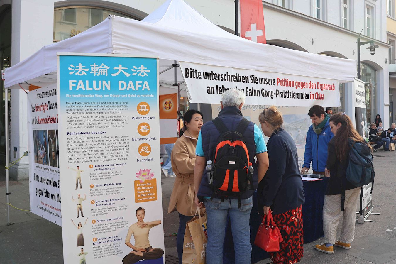 Image for article Alemanha: Moradores e turistas condenam a perseguição ao Falun Dafa durante evento no Lago de Constança (Parte 4)