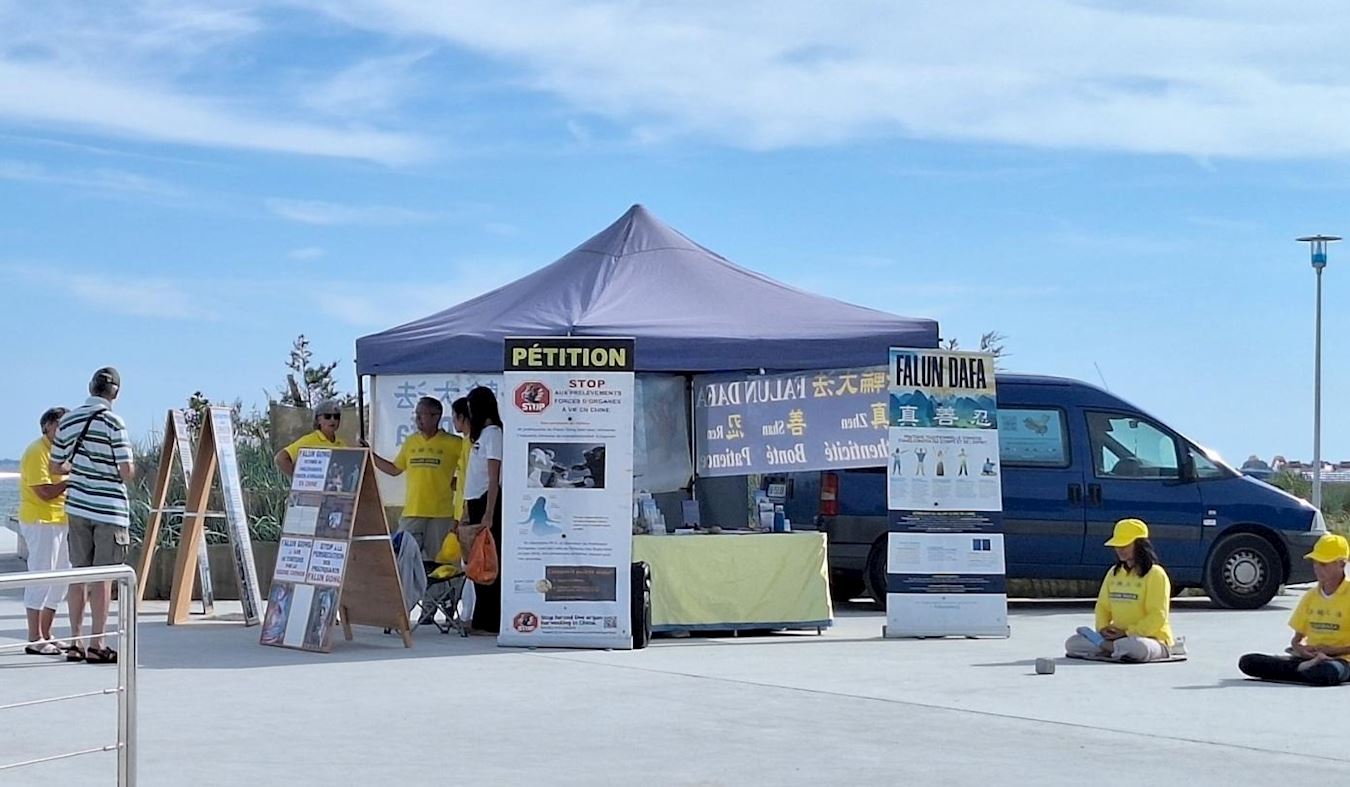 Image for article França: Turistas se informam sobre o Falun Dafa e assinam petição pelo fim da perseguição