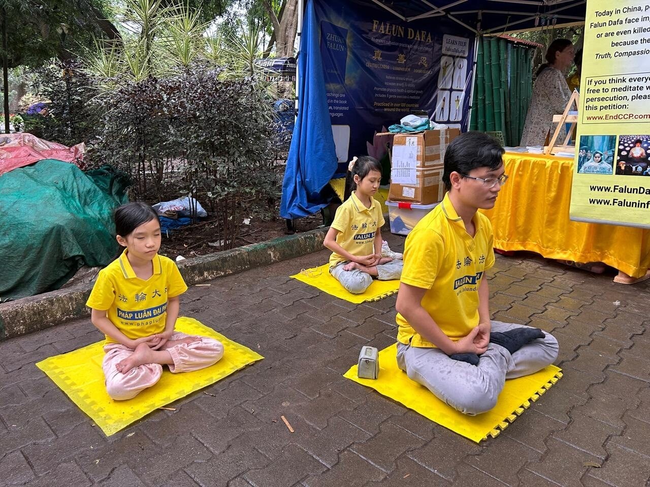 Image for article Índia: Participantes têm acesso a informações sobre o Falun Dafa durante a Exposição de Flores de Lalbagh, realizada em Bangalore