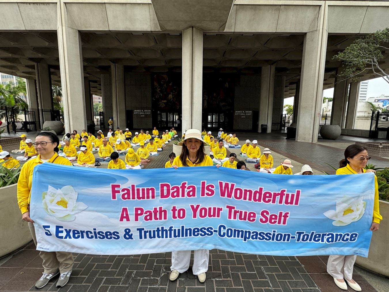 Image for article Los Angeles, EUA: Protesto contra a repressão transnacional do PCC em frente à Prefeitura
